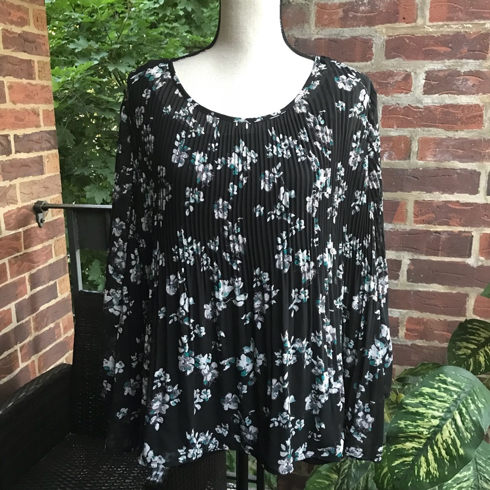 Simply Emma Pleated Chiffon Floral Top